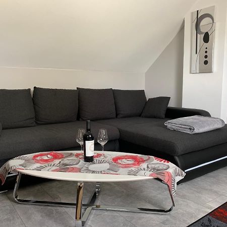 Ferienwohnung Sunny - Moderne Ferienwohnung im Grünen in Saarbrücken-West Exterior foto